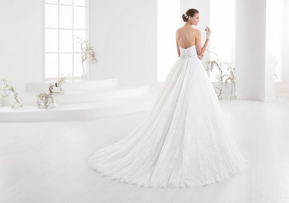 Robe de mariée princesse AURORA en dentelle fine PLUS DISPONIBLE